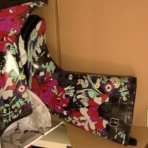 Floral Woman's Sakroots rain boots so cute!